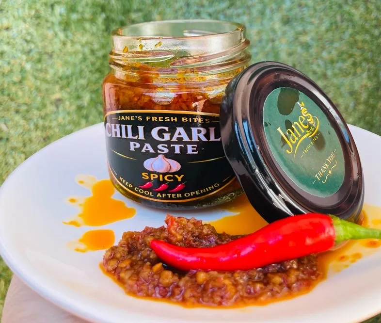 Chili garlic paste ni Jane kasama ang sili sa plato