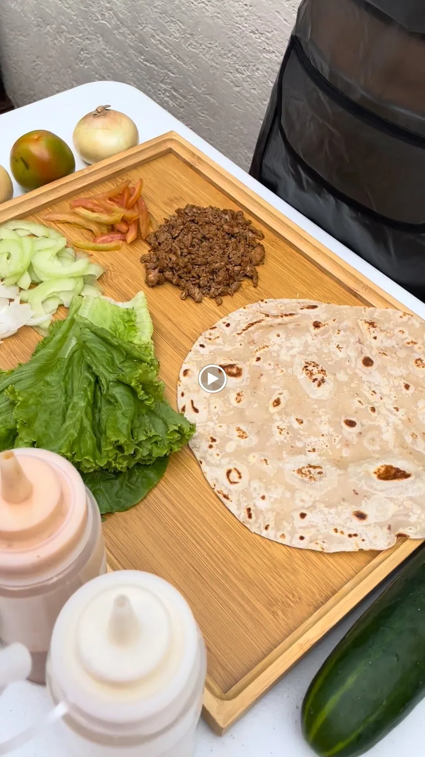 Sariling-gawang tinapay at mga sangkap para sa shawarma