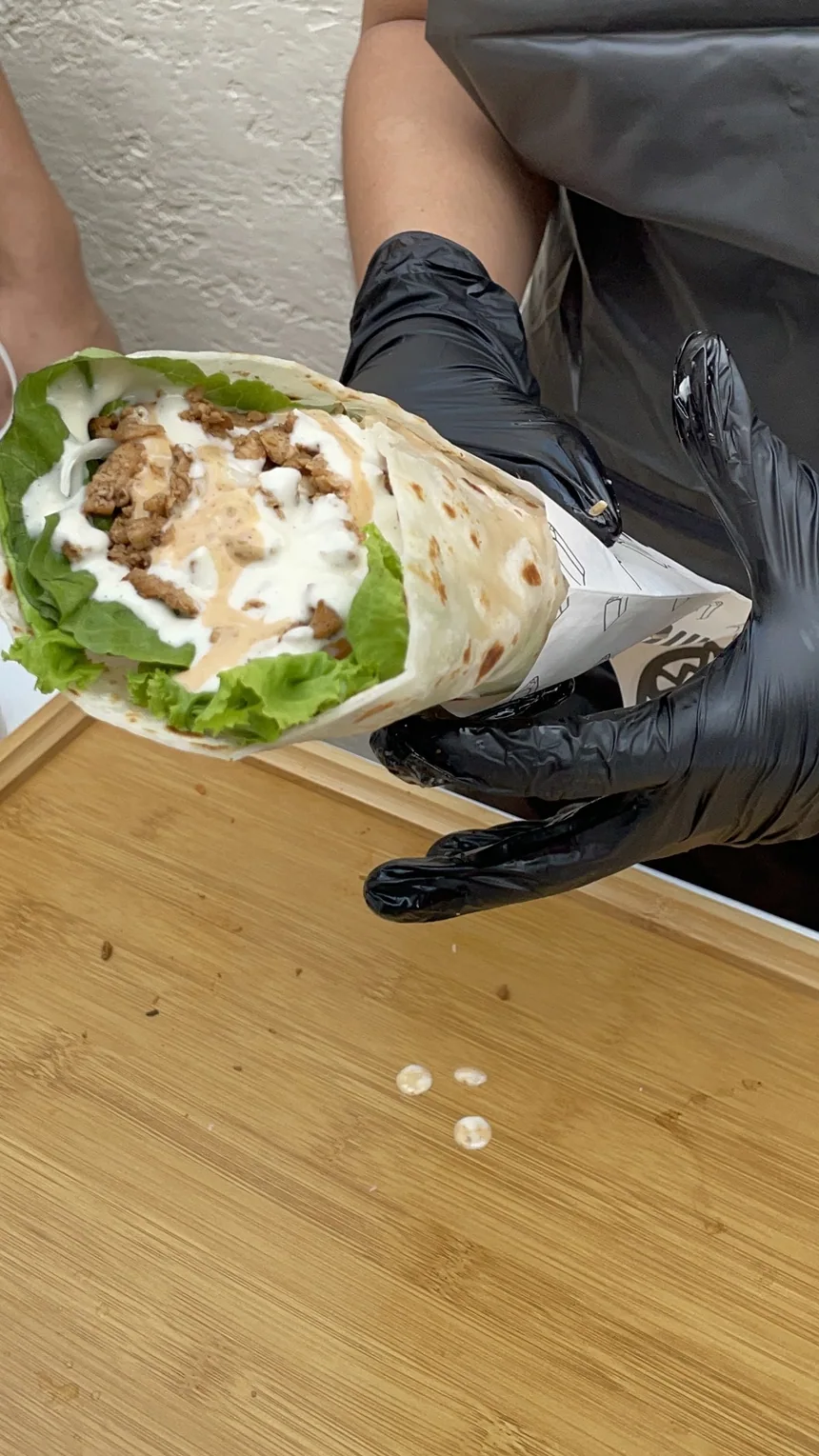 Shawarma na nakabalot habang inihahanda