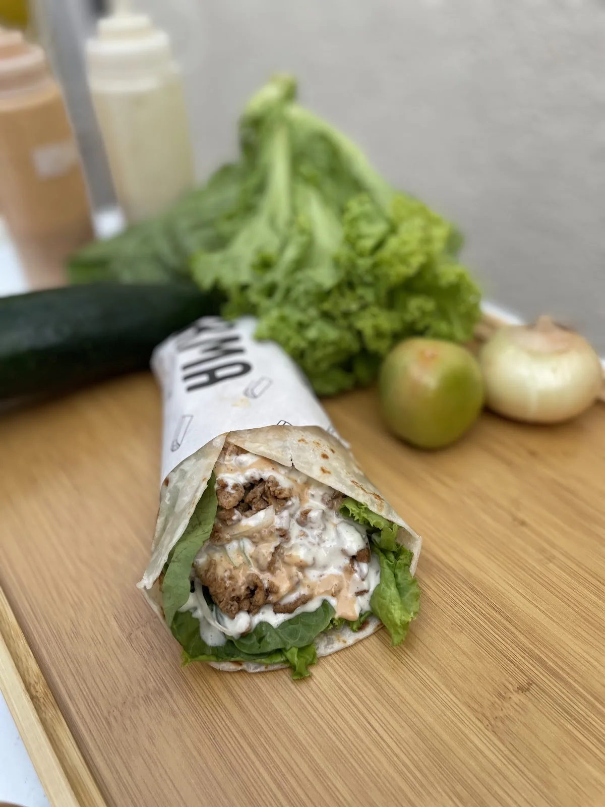 Homemade shawarma ni Jane na may sariwang gulay