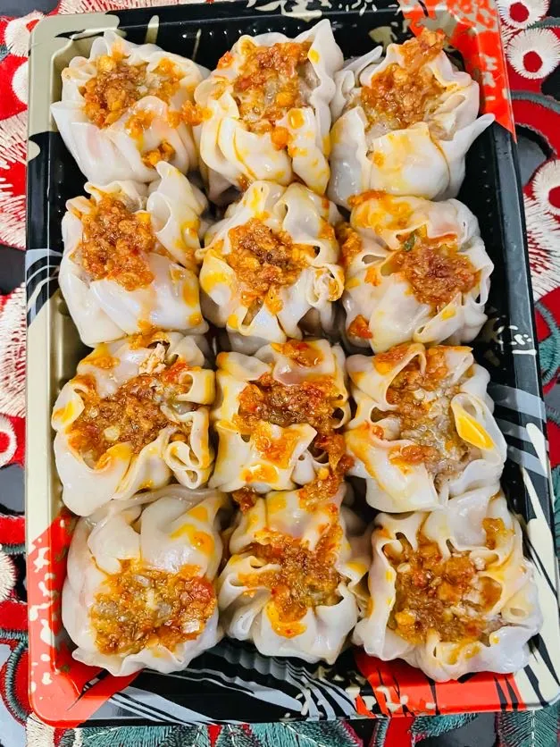 Malapitang larawan ng siomai ni Jane na may mga topping